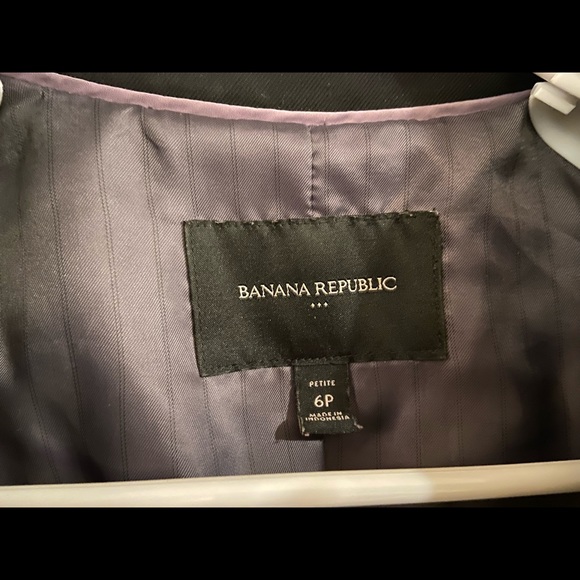 Barely Worn - Banana Republic Black Blazer - Size 6P - Picture 3 of 5
